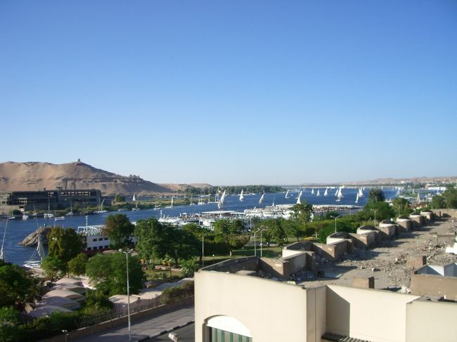 宿からの風景。<br />ナイル川が見渡せていいよね！<br /><br />ベランダでは洗濯物が良く乾きました。<br /><br />川に浮いているのはフルーカという乗り物です。