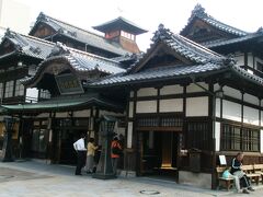 湯神社のすぐ下に道後温泉館があります。