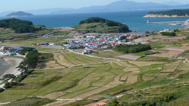 段々畑と、集落と、海と空。<br />ドラマの撮影場所にもってこいの所ですね！！。