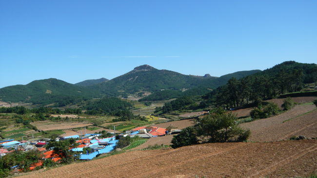 島で一番高い山のようで、中腹に展望台が有るので、下車後３０分ほど山道を歩いて行きます。<br />途中の岩肌には、磁力が有るようで、金属片がくっつきます。