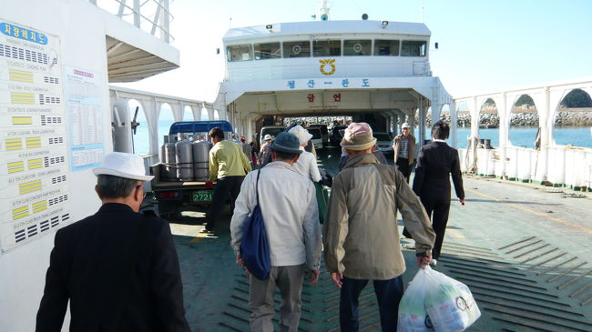 帰りのフェリーに大きな土産袋を下げて乗船です。