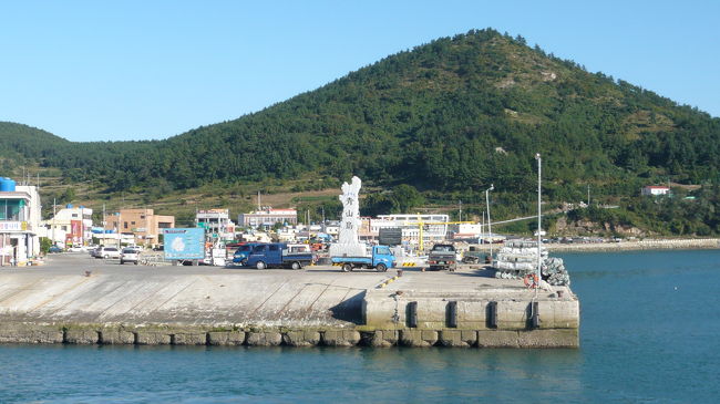 青山島（チョンサンド）に間もなく着岸です。<br /><br />場所は下記をクリックして下さい。<br />http://maps.google.co.jp/maps?f=q&amp;source=s_q&amp;hl=ja&amp;geocode=&amp;q=%E9%9F%93%E5%9B%BD%E3%80%80%E9%9D%92%E5%B1%B1%E5%B3%B6%EF%BC%88%E3%83%81%E3%83%A7%E3%83%B3%E3%82%B5%E3%83%B3%E3%83%89%EF%BC%89%E3%80%80&amp;sll=35.263562,133.308105&amp;sspn=7.030576,10.393066&amp;ie=UTF8&amp;hq=%E9%9F%93%E5%9B%BD%E3%80%80%E9%9D%92%E5%B1%B1%E5%B3%B6%EF%BC%88%E3%83%81%E3%83%A7%E3%83%B3%E3%82%B5%E3%83%B3%E3%83%89%EF%BC%89%E3%80%80&amp;hnear=&amp;ll=34.443159,125.969238&amp;spn=1.775779,5.603027&amp;z=8