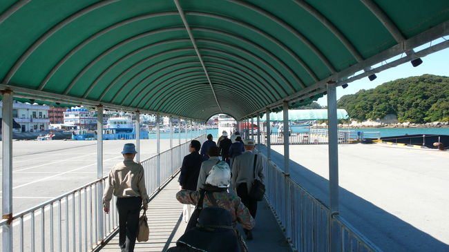 フェリーターミナルから約１００メートルほど歩いてフェリーに向かいます。