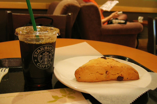 仙台空港から、仙台アクセス線・東北本線と来て、<br />次に山形方面へ行く為、山形駅で仙山線に乗り換えます。<br />仙台駅から山形へ向かう列車まで、一時間以上有ったので、どうしよう。。!!退屈だぁ〜<br />既に山寺までの切符を購入済みだったので、途中下車をして改札を出る事も出来ずに・・・<br />駅員さんにその旨を相談してみると、途中下車を証明する判子を手持ちの切符に押してくれました。<br />これで、列車出発時刻までに戻ってくれば、そのまま<br />料金は掛からずに改札口を通してくれます。^^v<br />相談してみるものなのね。。。<br /><br />その間、人の少なそうなお店でこれからの予定を、<br />頭に叩き込みました!<br />