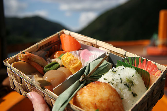 お昼のお弁当です!<br />舟に乗る前に配ってくれます。<br />乗って写真撮って、、ﾁｮｯﾄ落ち着いてから頂きました。<br /><br />舟の上は結構風が強く、おかずを取った瞬間に、中に<br />敷いてあるセロファンが風で飛ばされそうになります。<br />セロファン類は先に全て取除いてから頂きました。<br /><br />お味が濃厚〜