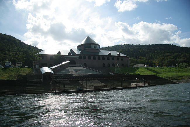 草薙温泉港着(最上川リバーポート)です。<br />約50分ほどの舟下りでしたが、お天気が良い割りに<br />寒さも有って、これからの季節はビニールの屋根は<br />必要だろうなぁ〜と思いました。