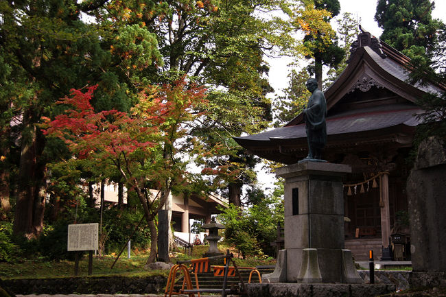 松尾芭蕉像。<br /><br />松尾芭蕉---<br />【有難や　雪をかほらす　南谷】<br />【涼しさや　ほの三か月の　羽黒山】<br />【雲の峰　いくつ崩れて　月の山】<br /><br />