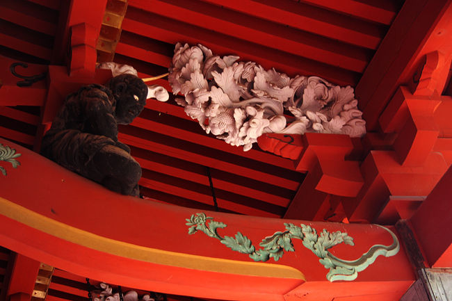 睨まれています^^;