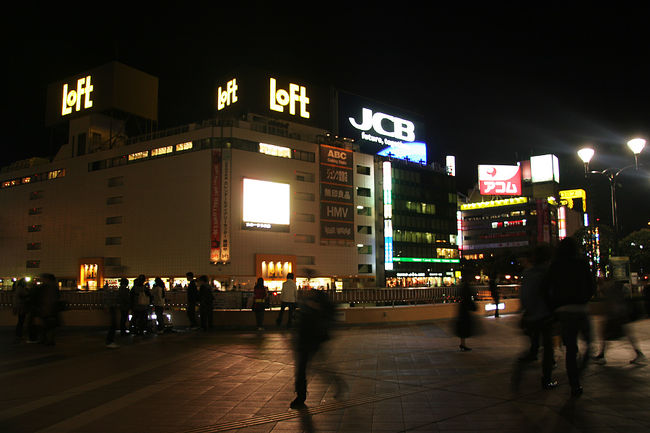 19：30ごろ到着〜<br />駅前はとても賑やかでした。