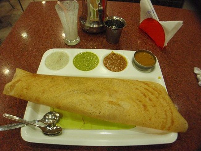 サラバナバワン<br />朝食<br /><br />朝はこんな感じの簡単なものしかなかった。<br />バターマサラドーサ、ラッシー、チャイで<br />料金は174rs