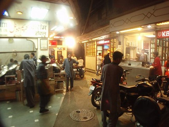 カリーム<br />(メインバザールより60RS)<br /><br />オールドバザールの有名寺院のすぐ後ろにの辺りにある。<br />ここも地元では有名店でバターチキンが名物のようだ。インド人で満席。<br /><br />オールドでリーの夜の雰囲気も良く、おすすめの１店。<br />ここは本当にデリーっ子おすすめらしい。<br />ただしビールなし。それが残念。