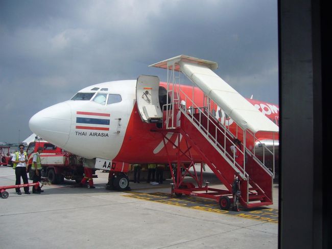 DAY1：シンガ→バンコク(私)＆成田→バンコク(家族)<br /><br />さてさて楽しい旅の始まり〜。<br />私は、貧乏旅行者の味方(？)エア・アジアでバンコクまで。<br />かたや、母+姉たちは、評判高いシンガポール航空でバンコク入りということで。。。<br />スワンナプーム空港で集合し、皆で一緒にバンコク市内へ。<br />　　 