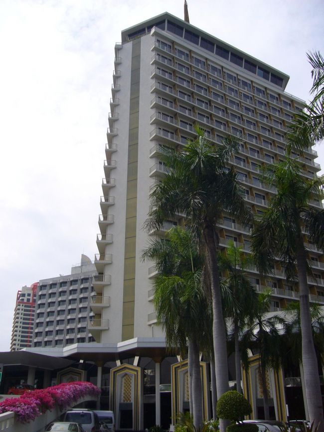 今回のお宿は、ここ『ドゥシタニ・バンコク』！<br />格式高い雰囲気の素敵なホテル。<br />日本人スタッフがお部屋までご案内〜。