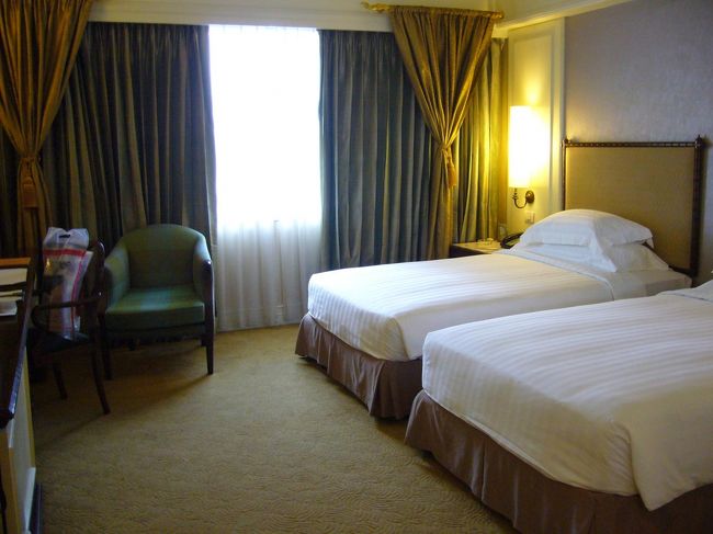 お部屋の中はこんなカンジ。<br />落ち着いた色合いでまとまっていて、広さも◎。<br />コネクティングルームをお願いしたので、隣の部屋と行ったり来たりできて、便利×2！