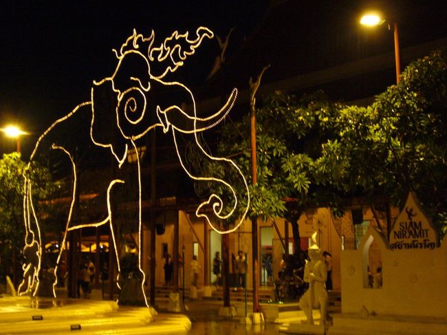 伝統的なことしたい！観たい！聞きたい！ということで、夜は『サイアム・ニラミット』というショー見学に。<br />会場内中央の広場では、象をかたどった電飾のモニュメントがお出迎え☆<br /><br /><br />