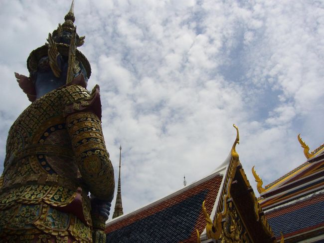 まずはバンコク観光の定番、ワット・プラケオへ。<br />前月に引き続いての訪問。