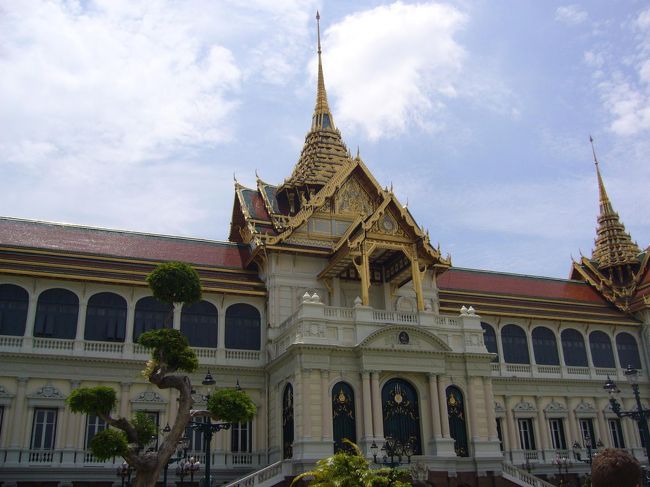 ワットプラケオ敷地内の宮殿。<br />こちらは少しモダンな雰囲気。屋根のてっぺんはタイ風だけれども。