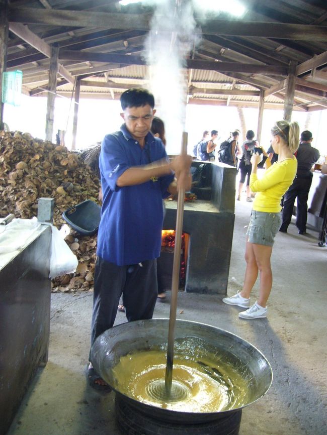 DAY3：プチ異文化体験…そして食べまくり(笑)。<br /><br />本日の午前中は水上マーケット・ツアーに参加！<br />道中、ココナッツ精製工場にお立ち寄り〜。<br />味見させてもらったココナッツ砂糖、素朴でおいしい☆