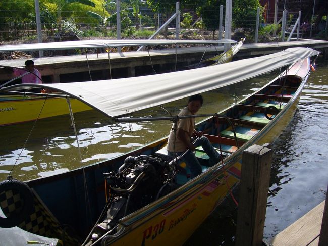 このボートに乗って、水上マーケットを目指します！