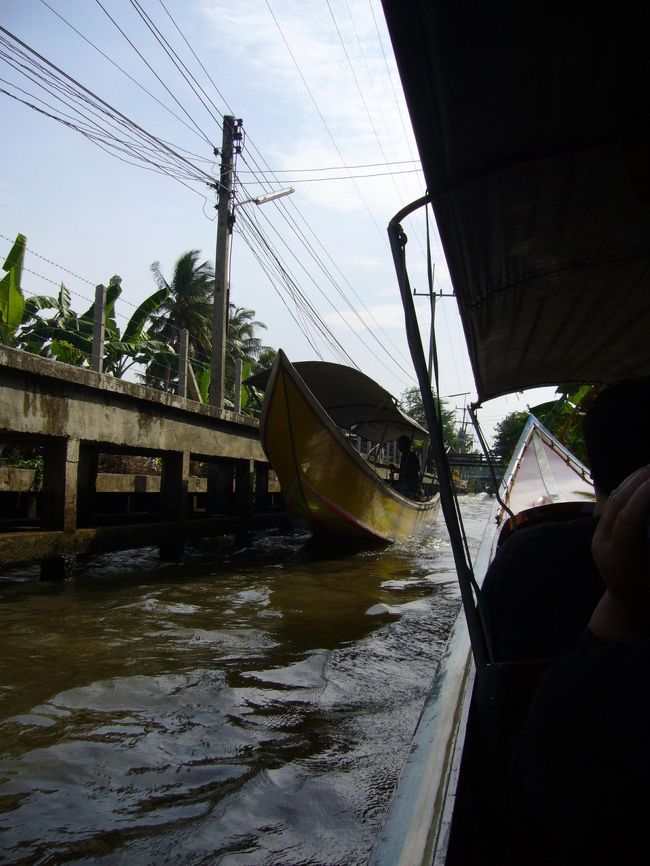 水を掻き分けグングン進む、我等がモーターボート。<br />水路が狭いので、他のボートとすれ違う瞬間は、ハラハラします…