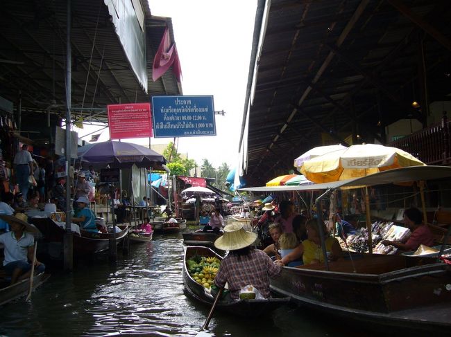 ここからは、手漕ぎのボートに乗り換え。<br />物売りが声を張り上げ、活気があるマーケット内。<br />「これぞタイ！」って雰囲気に、ワクワク♪