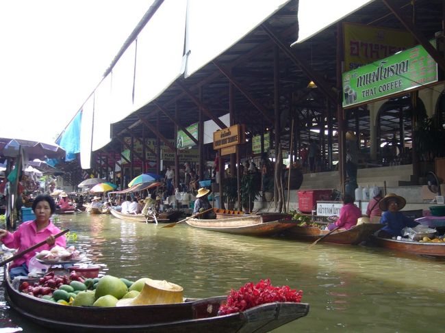食べ物を売る屋台風ボートやら、お土産屋さん風ボートやらが行き交い、にぎわってます〜。<br />「オネエサン、ヤッスイヨー」などの怪しい日本語も、そこかしこで行き交ってますｗ<br />…でも、欲しいものが見つからなくて、結局何も買わずな我ら旅好き一家。