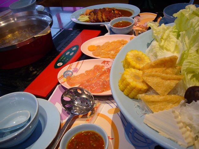 本日のランチはタイスキで決まり☆<br />大人数で食べる鍋って、楽しいな〜。野菜もたっぷりで、おいしいな〜。<br />