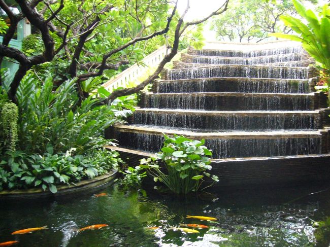 DAY4；バンコク→シンガ(私)＆バンコク→成田(家族)<br /><br />さてさて旅行最終日。<br />チェックアウトの時間までホテル周辺でのんびりします。<br />ホテル敷地内の噴水前で涼みながら、まったり。