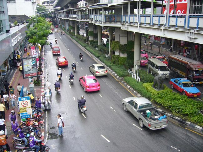 ホテルを出たあたり。<br />朝・夕は、とっても交通量が多く、常に渋滞…。<br />それはそうと、タイのタクシーやトゥクトゥクって、カラフルで可愛いですね♪