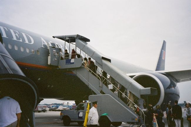 ・16:45成田国際空港 −(UA800)→ 16:20JFK国際空港