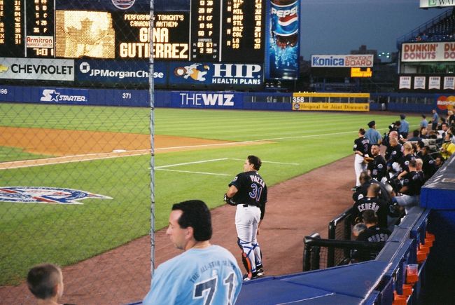 ベンチの一番手前に写っているのは、マイク･ピアザ捕手(野茂英雄ドジャース時代の女房役)。