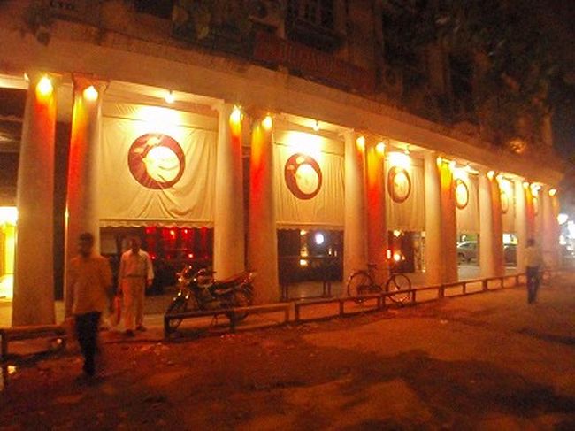 veda<br />(ニューデリー駅からサイクルリキシャで5分　10rs)<br /><br />コンノートアウターサークルにあるベーダ。<br />インド人デザイナーのコラボレーションで作られたようだ。<br /><br />はっきり言って、インドにこんな店があるなんて驚きだった。<br /><br />値段は日本並み。