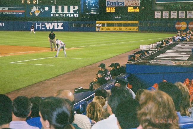 ベンチの一番手前に写っているのは、ボビー･バレンタイン監督(2009年現在、千葉ロッテマリーンズ監督)。