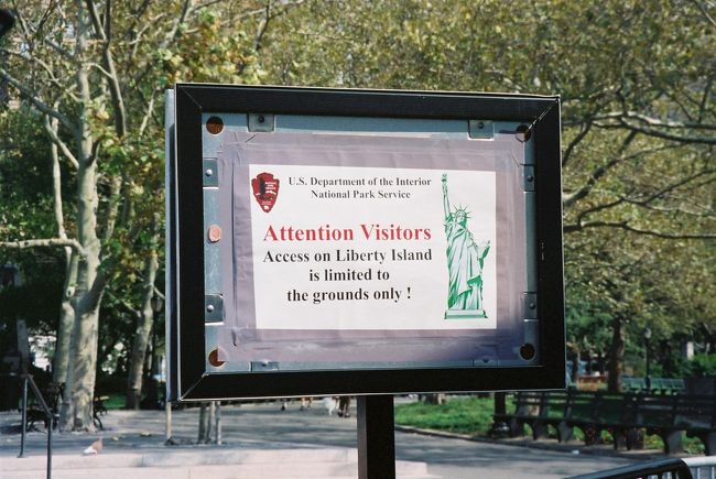 前年(2001年)9月11日の同時多発テロの影響で、自由の女神内部への入場が禁止となっていた。