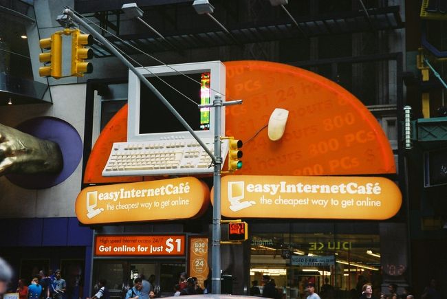 人生初のインターネットカフェ<br />Hotmailを使って、ここから日本へ無事到着の連絡をした。