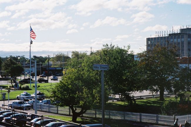 2002年09月28日<br /><br />Valley Stream駅(Long Island RailRoad)<br /><br />※ ホームステイ先の最寄駅