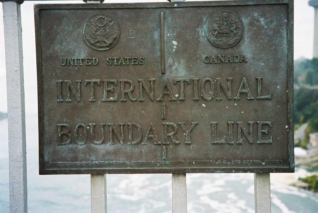 アメリカ-カナダ国境線(レインボーブリッジ)