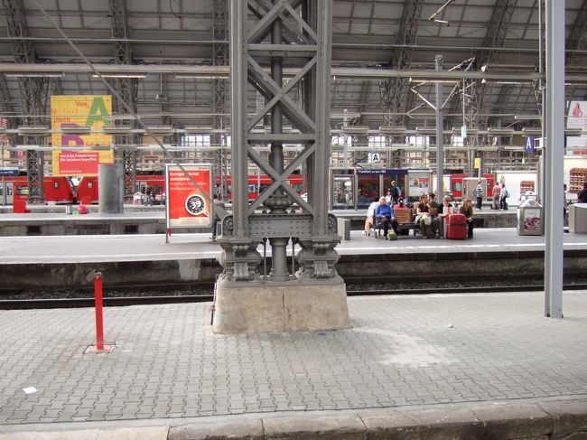 フランクフルト中央駅に到着しました。10分の乗換えでオッフェンバッハ行きの列車に乗るはずだったのですが、待っていたホームに入ってきたのはベルリン行きのICEでした。なので、50分余計に待つことになりました。<br /><br />発車案内板でしっかり確認しておいても直前になって急遽ホームが変更されることがあるので、ドイツの列車に乗るときは要注意です。