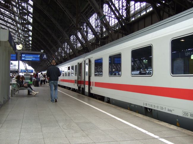 ケルン中央駅のホームです。これからフランクフルトに戻ります。