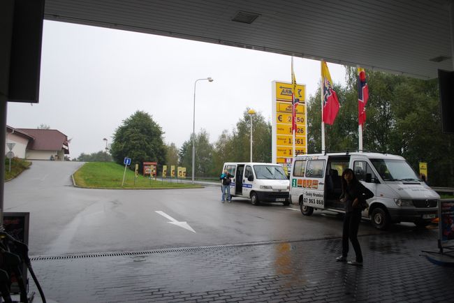 昨日ウィーンからチェスキークルムロフに来る往路は、ものすごく時間がかかって大変だったので、帰りは、シャトルバス使うことにしました。<br />http://expedicion.cz/nabidka.php?idpolozka=26&amp;typ=etr<br /><br />たまたま朝の散歩をしていたら、街の広場にこの会社があって、ビラがあったのでもらってきました。ペンションのオーナーに頼んで直前に申し込んでもらいました。9:00初のリンツ経由、ウィーン行きです。<br /><br />台湾の方4人、日本人の女性バックパッカーお一人、そしてわれわれでした。<br />片道870CZK(約5,000円）でした。途中休憩のガソリンスタンド。コンビニがありました。