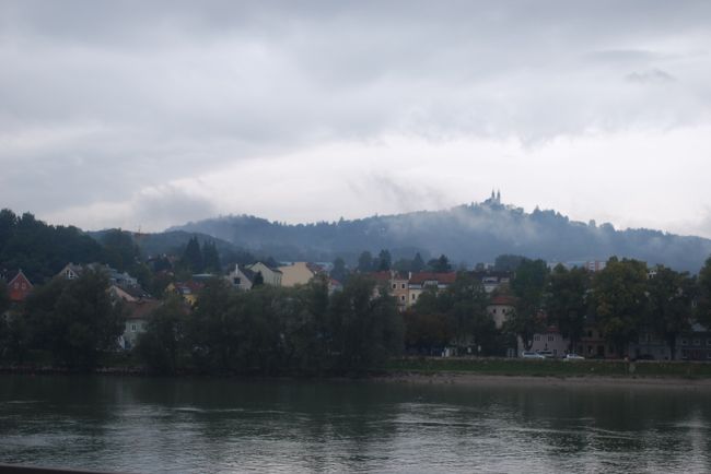 霧がかかった遠くの山の方に教会がある風景。<br />うっとりきますね。オーストリアのこの自然美好きです。