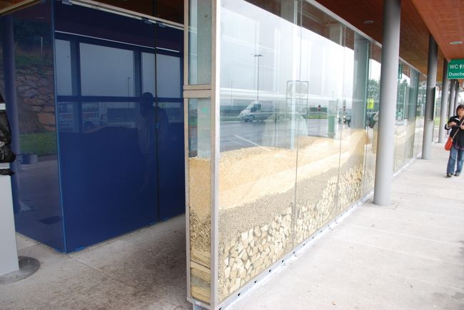 12:30.<br />途中休憩のお手洗い。<br />木のチップや、おがくずを目隠しにしています。