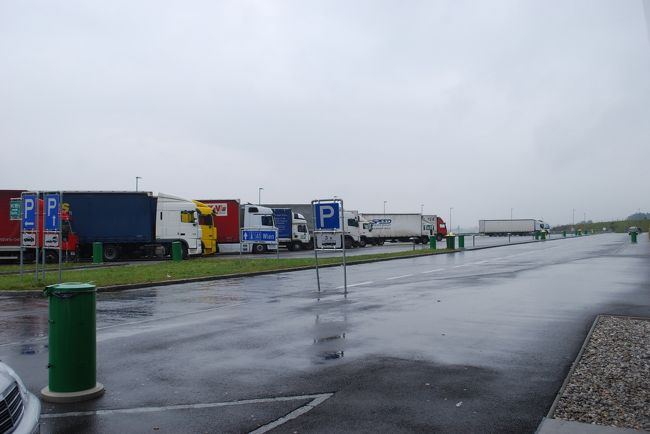 いっぱい車が止まっています。<br />物流業の方でしょうか？