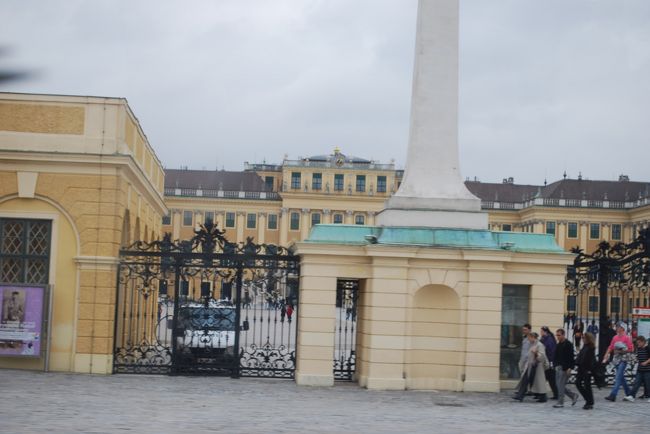 もうすぐWIENです。<br />図らずも、シェーンブルン宮殿に来ることができました。<br />通り過ぎただけですけど(笑）