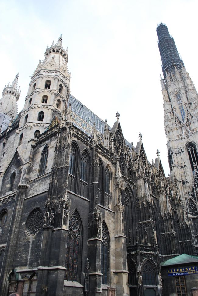 シュテファンスプラッツ駅を出てすぐにある、「シュテファン寺院」です。<br />あまりにどどーんとそびえ立っているので、とても違和感がありますね。