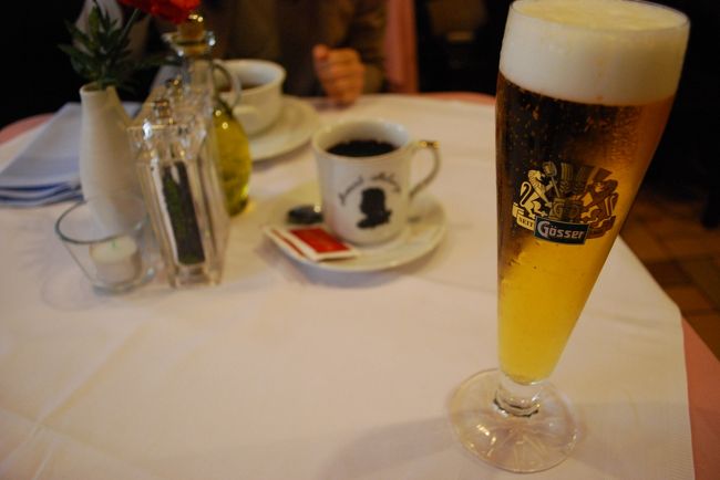 昼から地ビールを飲む。<br />最高ですな。<br />手前がビール、奥がグリューワインです。