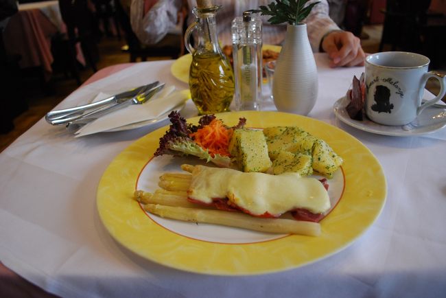 ホワイトアスパラとベーコンのチーズ焼き。<br />おいしかったー。