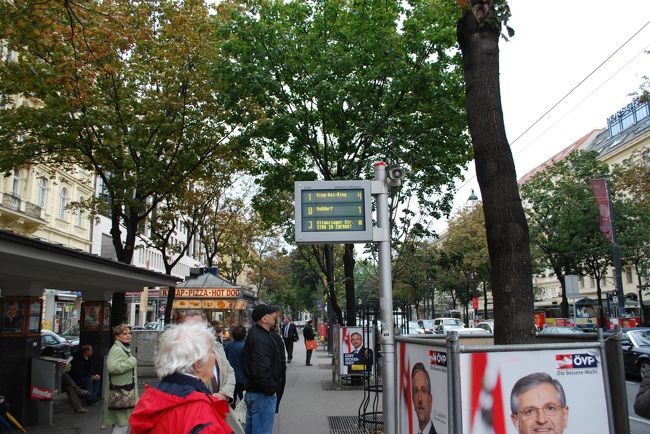トラムの電光掲示もかわいいですね。<br />選挙の時期だったので、手前の右下にあるような政党のポスターがいたるところに貼ってありました。
