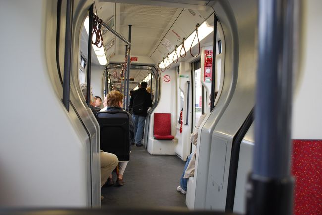 トラムの中です。<br />学校終わりの小学生が走り回ってました。<br />さすがにいらっとして、ひっぱたいてやろうかと思いましたが、そんなことで日本のイメージが悪くなってはいけません。<br />押し殺して微笑んでおきました(笑）