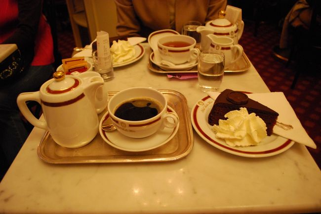 そして、30分ほど並んでついに入ることができましたー！<br />ホテルザッハーの１階にある、レストラン。<br />ザッハートルテをいただきました！！<br /><br />デーメルは日本の表参道で食べたことあったので、<br />今回はザッハーにしました！あますぎずイイ感じです。<br />コーヒーもおいしかった。